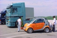 A teljes Mercedes kínálat látható volt a Hungaroringen.  A képen a Smart és egy Actros kamion