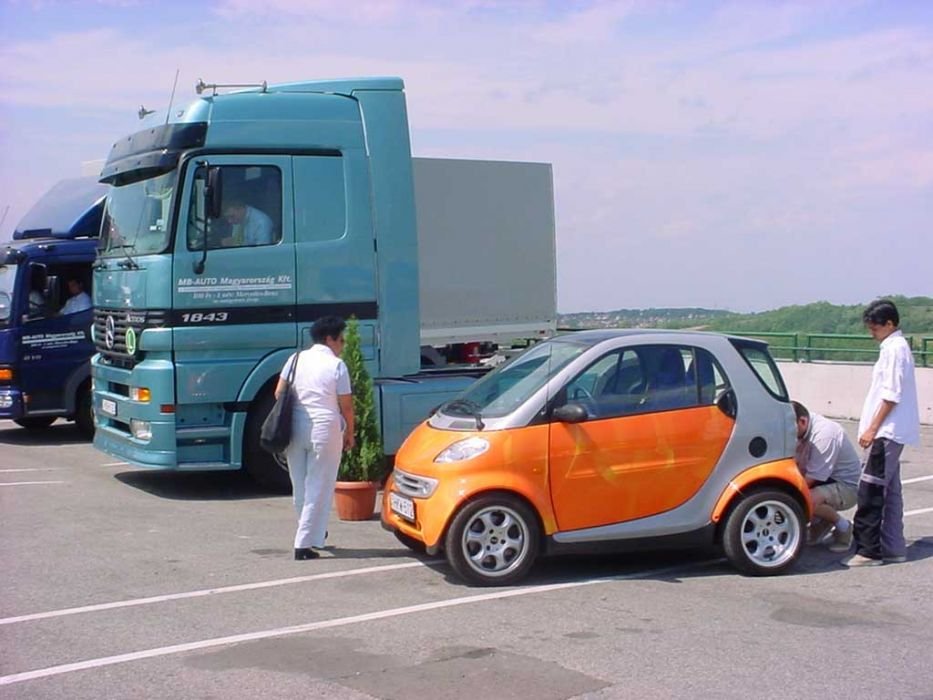 A teljes Mercedes kínálat látható volt a Hungaroringen.  A képen a Smart és egy Actros kamion