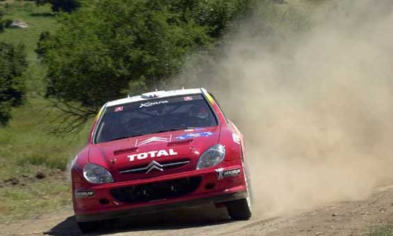 Még versenyben van mindkét Citroen Xsara WRC az első murvás versenyükön. A képen Philippe Bugalski látható