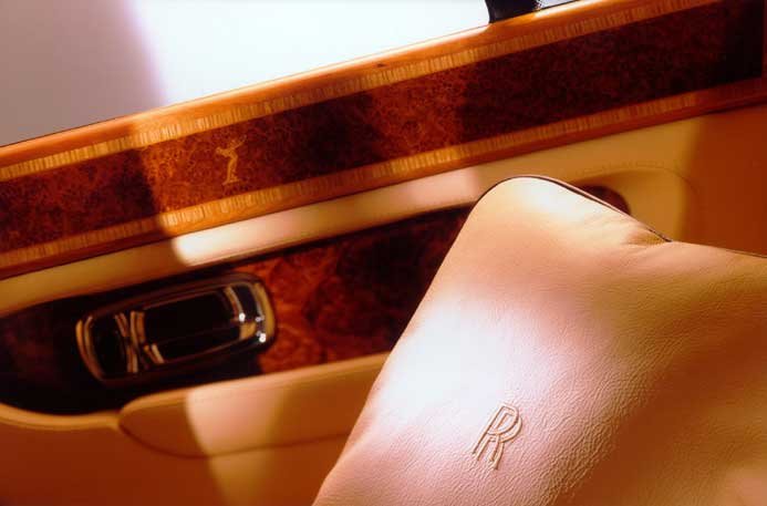 A diófa díszítések helyett rózsafa alapú, tölgyfa berakásos dekoráció vette át 