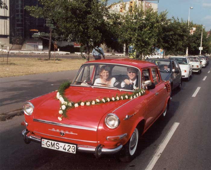 Az esküvői autó díszítésében követtük a szülőket