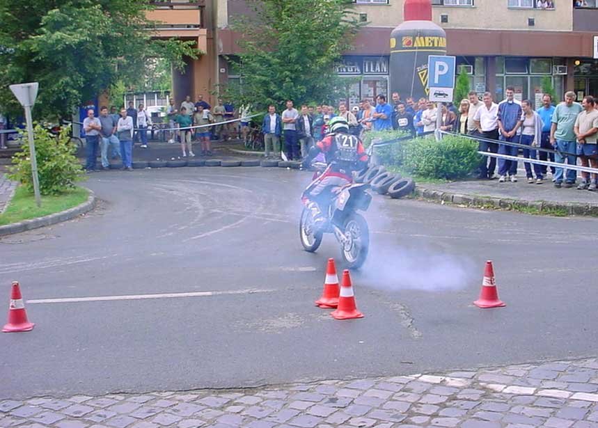 Két futam közben motoros bemutatót láthatott a szurkolósereg