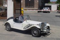 Már a Lada motorral is igen jól megy a roadster, mert súlya csak 700 kiló körüli. A szakmai tőkebefektetőnek körülbelül 25 millió forintot kellene beruháznia a típusbizonyítvány megszerzéséhez és egy kisebb sorozat legyártásához