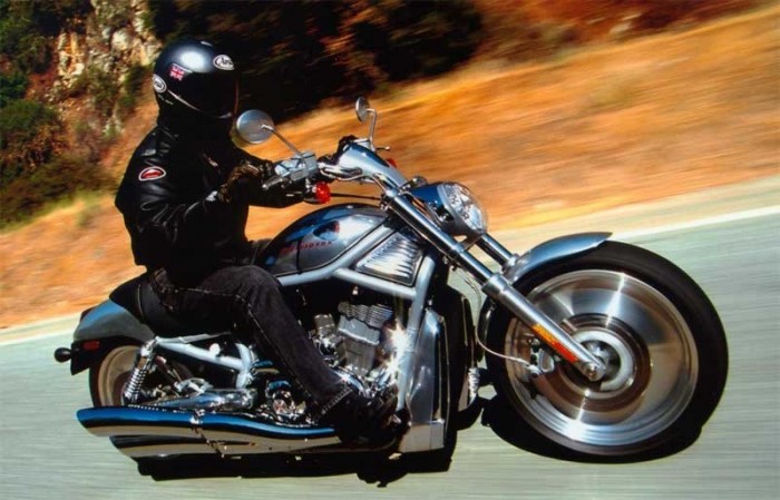 Nagy teljesítményű Harley-Davidson cirkáló