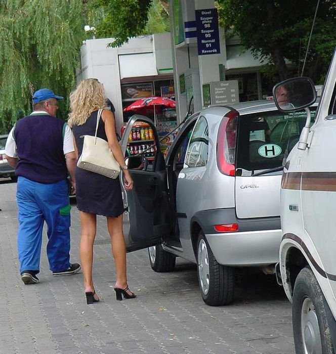 Mit tudnak a csinos szőkék, amit más nem? 6 Az OMV-vel is nagyon elégedett volt kolléganőnk