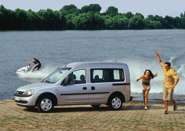 Opel Combo Tour – a haszonjármű új személyautó változata 1 Opel Combo Tour - a haszonjármű új személyautó változata