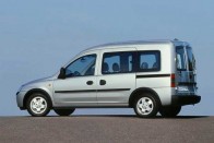 Opel Combo Tour – a haszonjármű új személyautó változata 7 Mindkét oldalon szériafelszerelés a tolóajtó. Kiemelkedően nagy a 271,6 centiméteres tengelytáv