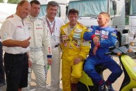 A gratulálók között volt a Porsche Hungaria ügyvezető igazgatója is. A képen jobbról Rácz István, Rátkai Ferenc, Szórád József és Zengő Zoltán