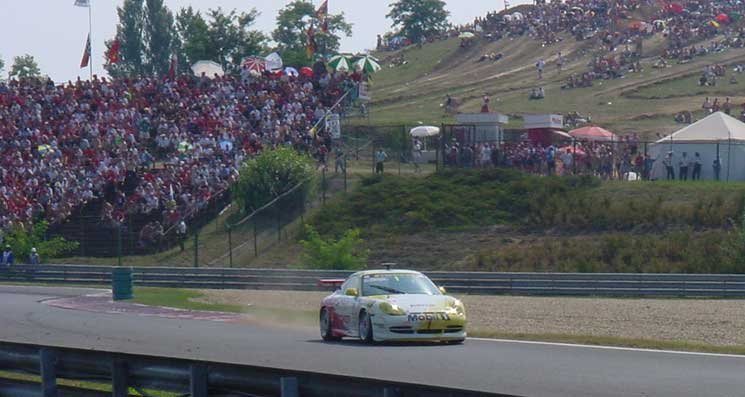 Zengő Zoltán biztonságos autózással sérülésmentesen hozta be a Porsche GT3 Cupot a 17-ik helyre