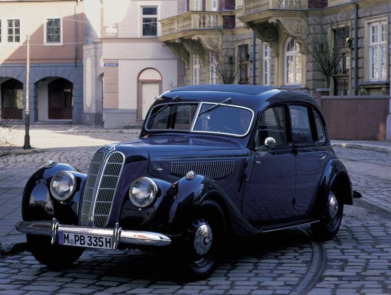 A BMW 335-öst 1939 és 1941 között gyártották. A világháború miatt a kész autókat gumi nélkül adták át, ezeket a tulajdonosnak kellett felhajtania