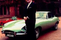 Az alapító William Lyons egy 1966-os Jaguar E-Type 4.2 Coupeval