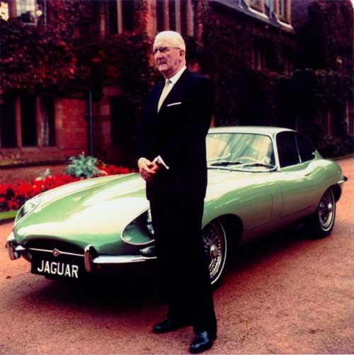 Az alapító William Lyons egy 1966-os Jaguar E-Type 4.2 Coupeval