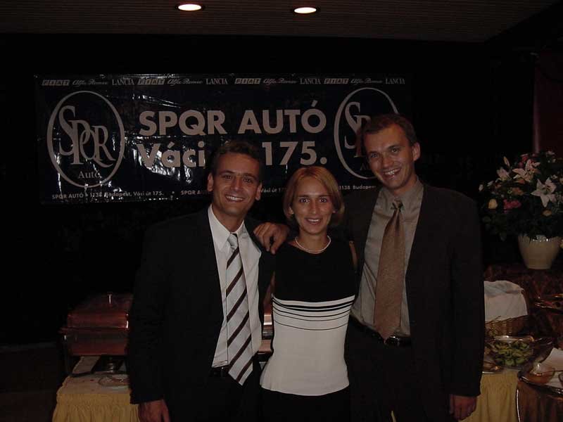 A rendezvény főtámogatója a Fiat SPQR volt. A képen középen Gáldi Edit értékesítési igazgató a vezess.hu két munkatársával