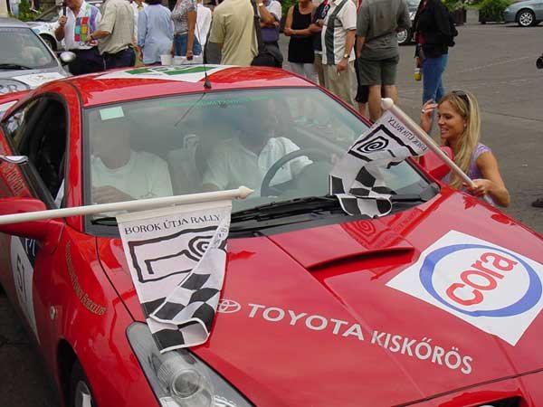 Demeter Ervin fiával egy Toyota sportkupéval indul. Mellette az esemény háziasszonya, Brunner Márta
