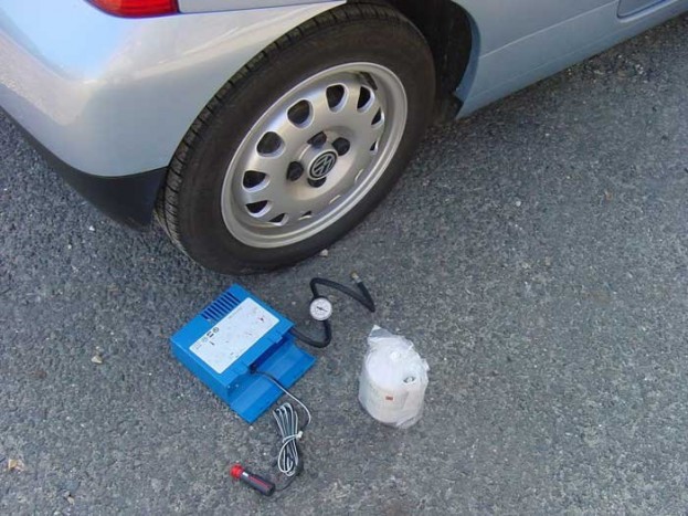 Pótkerék helyett gumijavító készlet és kompresszor jár a Lupóhoz