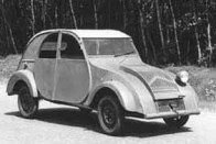 A 30-as években elkészített kacsa prototípus, a TPV futóművében alumínium és magnézium is volt. Később a 2CV-ben egyszerű acéllal pótolták a drága anyagokat