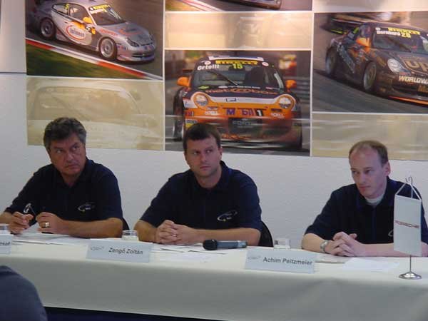 Zengő jobbján dr.Szórád József, a Porsche Hungaria ügyvezetője, balján Achim Peitzmeier, a másik pilóta