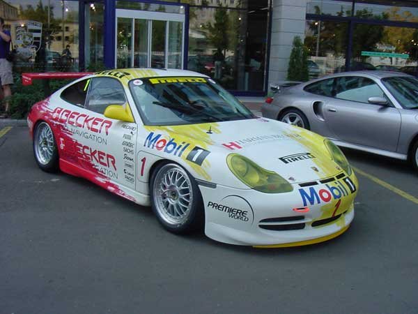 Érdekesség, hogy a 911 GT3 versenyváltozatában a maximális teljesítmény és legnagyobb forgatónyomaték is 370 Nm