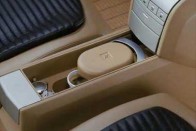 Opel Signum2 tanulmány Frankfurtban 10 A beépített kávéfőző menet közben működik a Signum2 belsejében