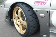 Subaru védjegy: aranyszínű felni