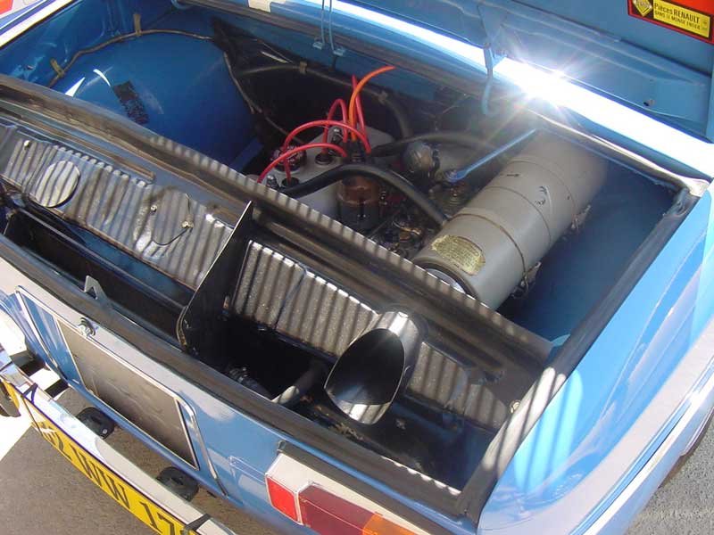 A Renault 8-asban az autó hátuljába rejtették a motort