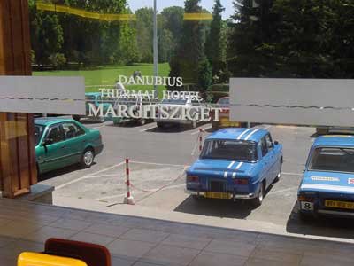 A versenyautók pénteken megtekinthetők a Danubius Thermal Hotel Margitsziget előtt