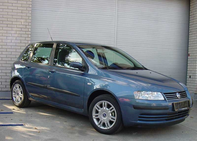 Az alapváltozat is 195/65-ös gumikat kap, a fűthető tükör a belépőmodellen is elektromosan állítható