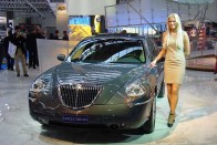 A Lancia Thesis mellett álló hostess körül is szaporán kattogtak a fényképezőgépek