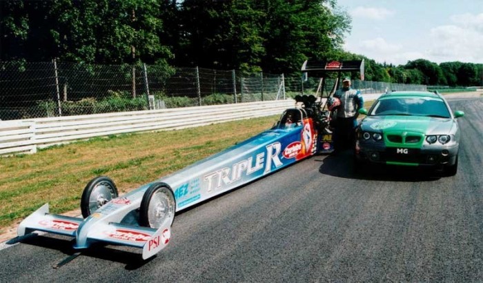 MG ZT-T egy dragster pilóta kezében