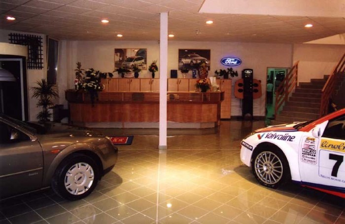 Megnyílt az első, Fordot és Volvót árusító márkakereskedés Budapesten