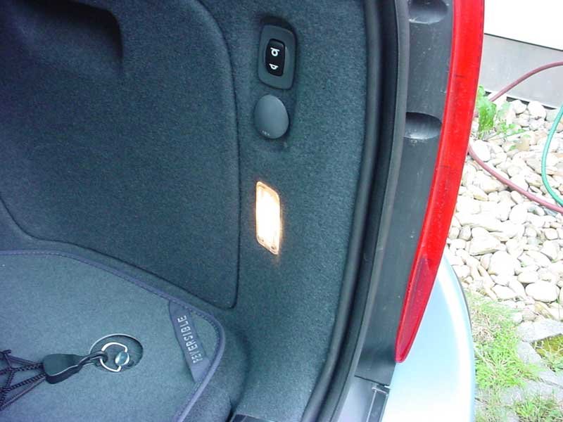 Az autó hasmagassága a csomagtérben található kapcsolóval is változtatható