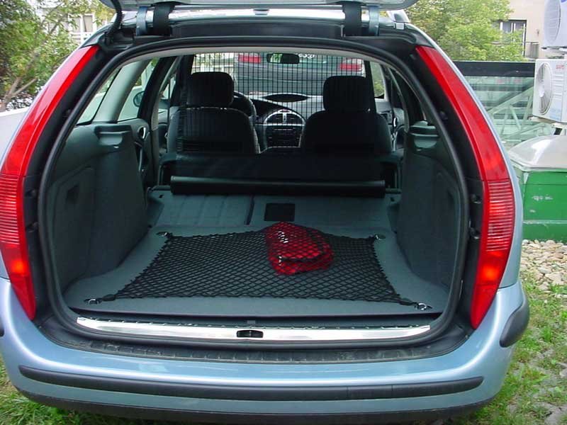 A rakteret az utastértől elválasztó háló az első üléssor mögé is kifeszíthető