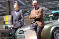 Az Opel Signum2 tanulmányautót Franz Beckenbauer (jobbra) és Carl-Peter Forster (az Opel elnöke) leplezte le