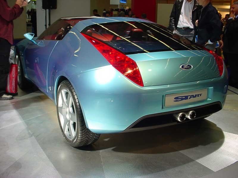 A kupé-kabrió teteje gombnyomásra egy részben tűnik el a Start csomagtartójában 