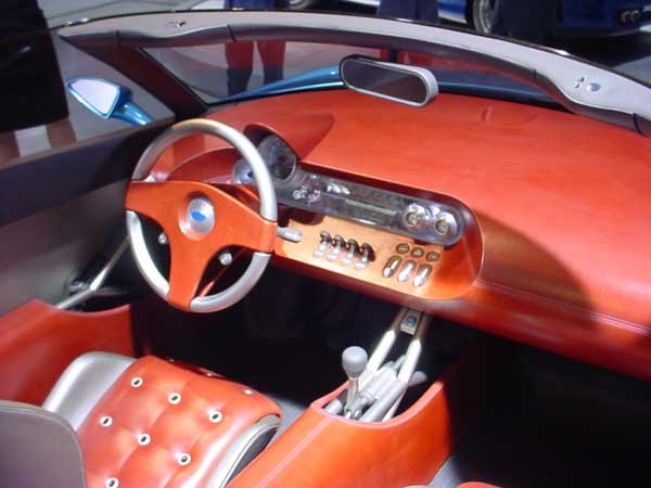 A piros bőrkárpitozás és a műszer-kapcsoló együttes egyszerűsége retro hatást kölcsönöz a Startnak