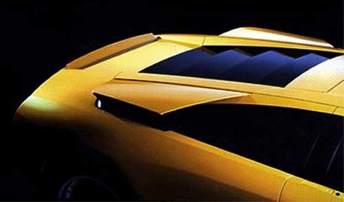 A két oldalsó szárny kinyitva több levegőt juttatt a motorba