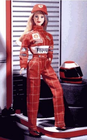 Barbie baba Ferrari overallban