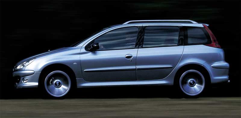 10732_83885_1000x700.jpg | Vezess | Vezess Egy széria 206 kombinak kevés vetélytársa volna a kiskategóriás autókból kialakított kombik szerény kínálata miatt