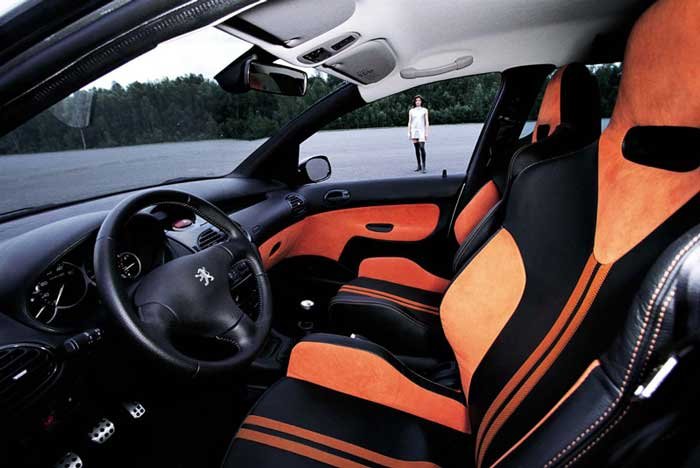 10732_83886_1000x700.jpg | Vezess | Vezess Bőrbevonatú sportülésekből lehet a leszabályozásig pörgetni a 133 kilowattos motort