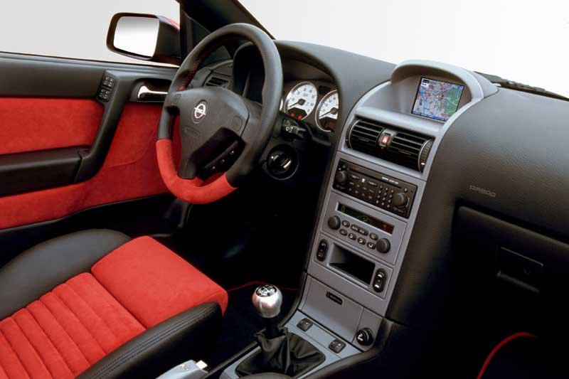 Fehér számlapú órák és szürkére fényezett elemek teszik egyedivé a Linea Rossa sorozat tagjait