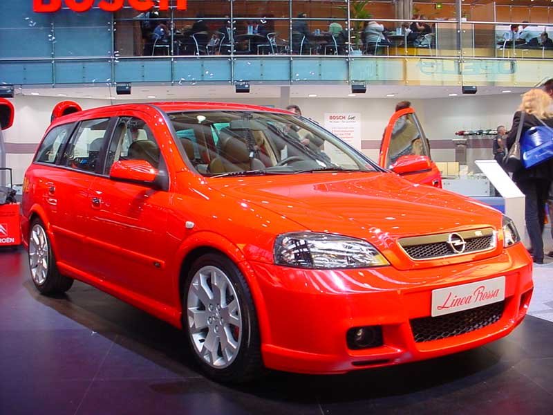 A piros szín is a sportosság kelléke az Linea Rossa modelleken 