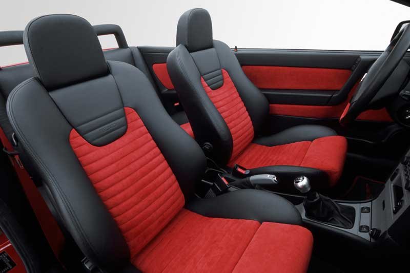 Kétszínű piros-fekete bőr borítja a Recaro sportüléseket