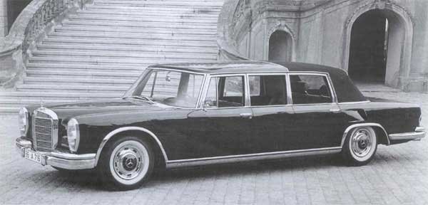 A pápák is kedvelték a 600-as limuzint.  A képen a négyajtós 600 Pullmann Landaulet