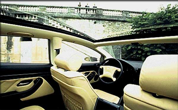 Nyitott tetővel a hátsó utasok is élvezhetik a napfényt