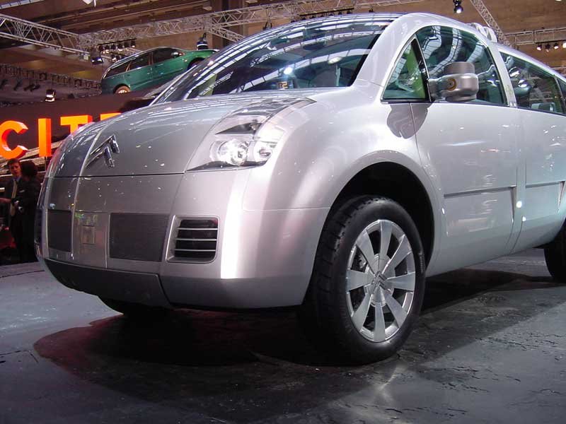 Egy sorban hárman ülhetnek egymás mellett