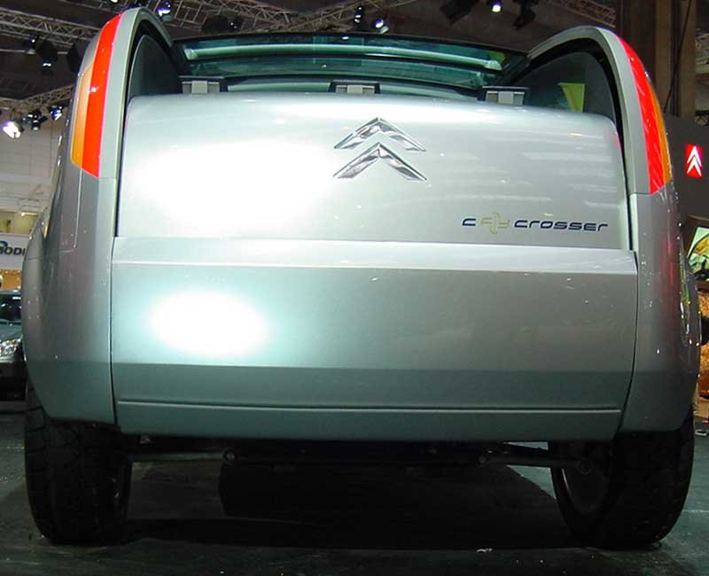 Elektromos motorokkal hatszemélyes szabaidőautóból háromszemélyes platós kisteherautóvá alakul a C-Crosser