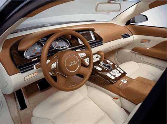 Vajszínű és barna bőr belső fogadja az autóba beülőket