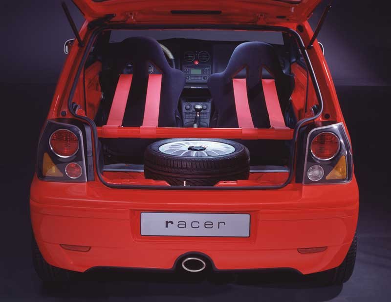 Versenyülések és ötpontos övek biztosítják, hogy a vezető megfelelően üljön