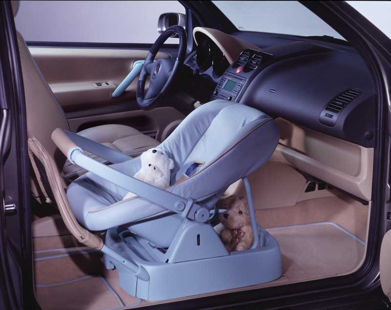 A City Cruiserbe az anyósülés helyén egy speciális gyerekülést találunk