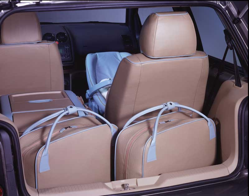 Hátul a Cruiser fűteni is képes hűtőjében akár tejet is melegíthet a kisbabának az anya